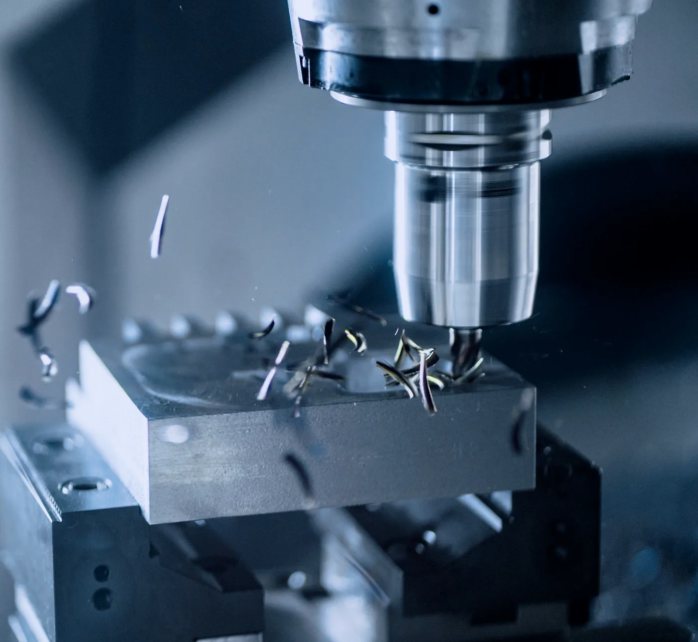 Een CNC-freesmachine snijdt metaal in een precisiewerkplaats