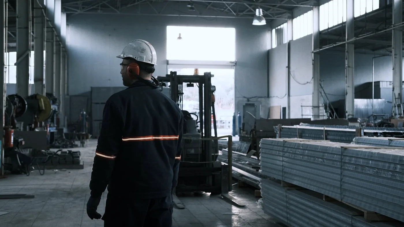 Een medewerker op de productievloer van een EU-productiefaciliteit
